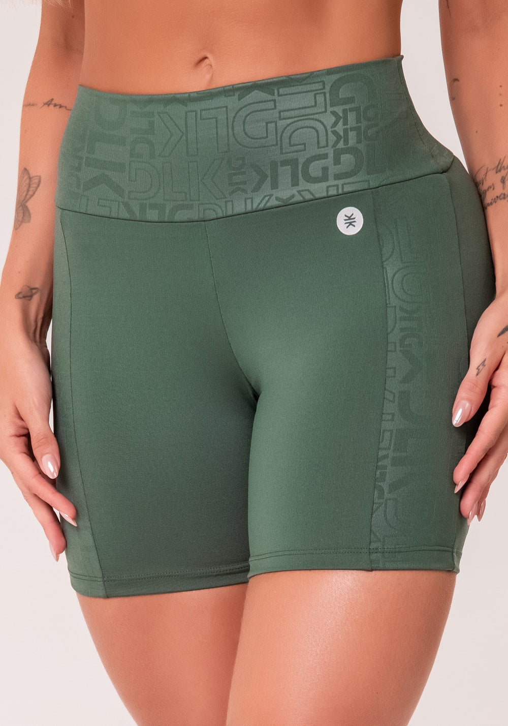Bermuda fitness feminina verde com recortes logomania reflections