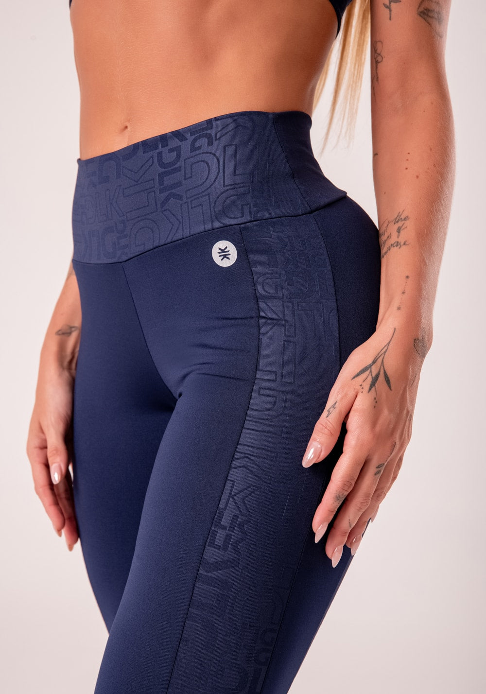 Legging fitness feminina azul marinho com recortes logomania reflections