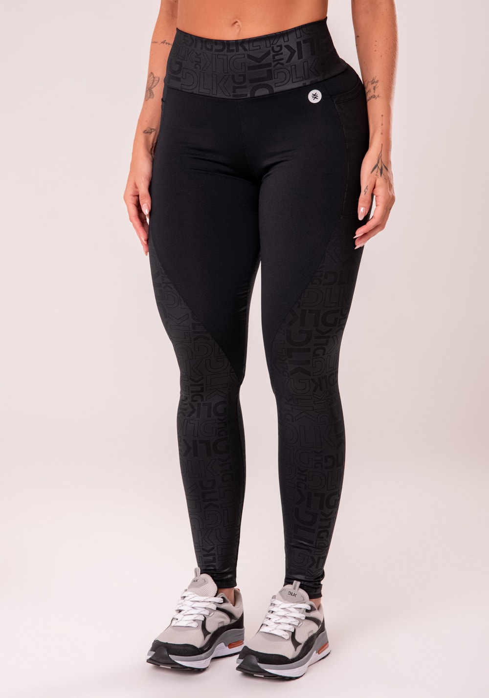 Legging fitness feminina preto com bolsos logomania reflections
