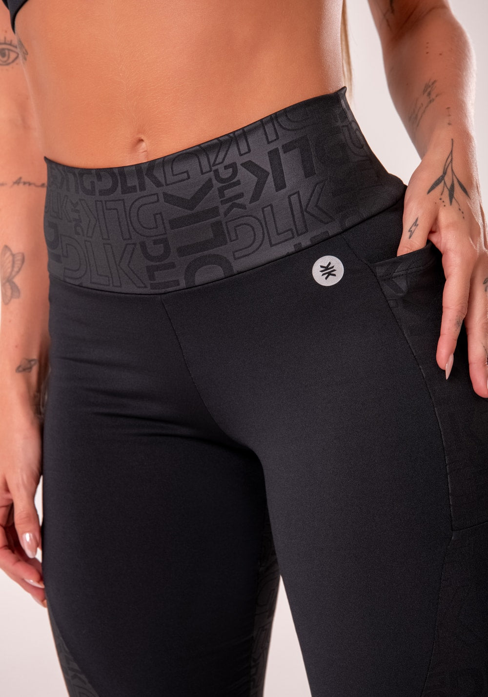 Legging fitness feminina preto com bolsos logomania reflections