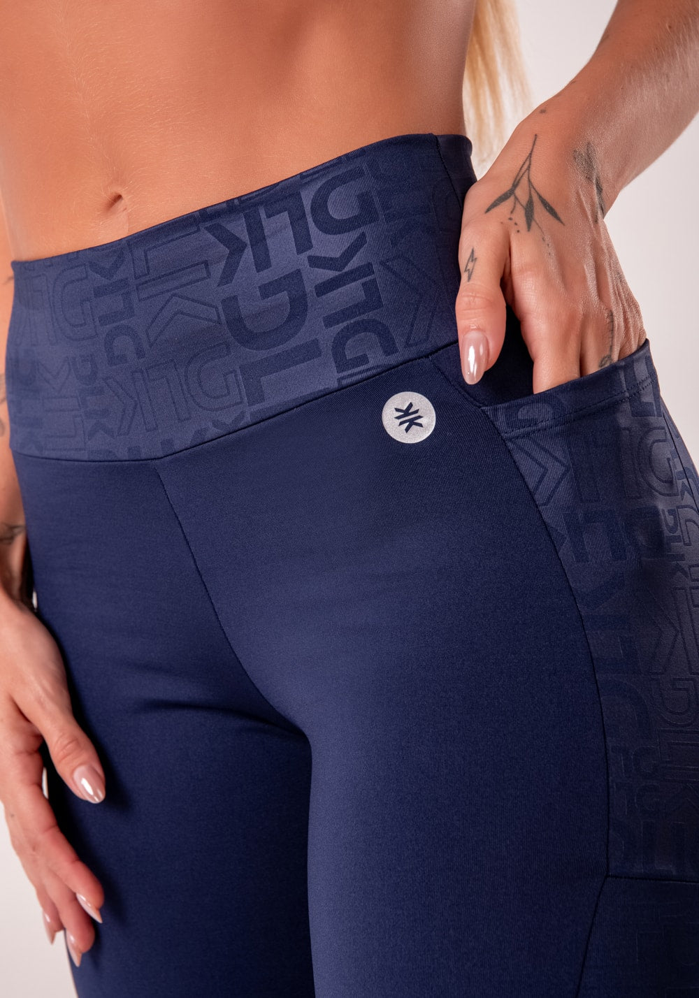 Legging fitness feminina azul marinho com bolsos logomania reflections