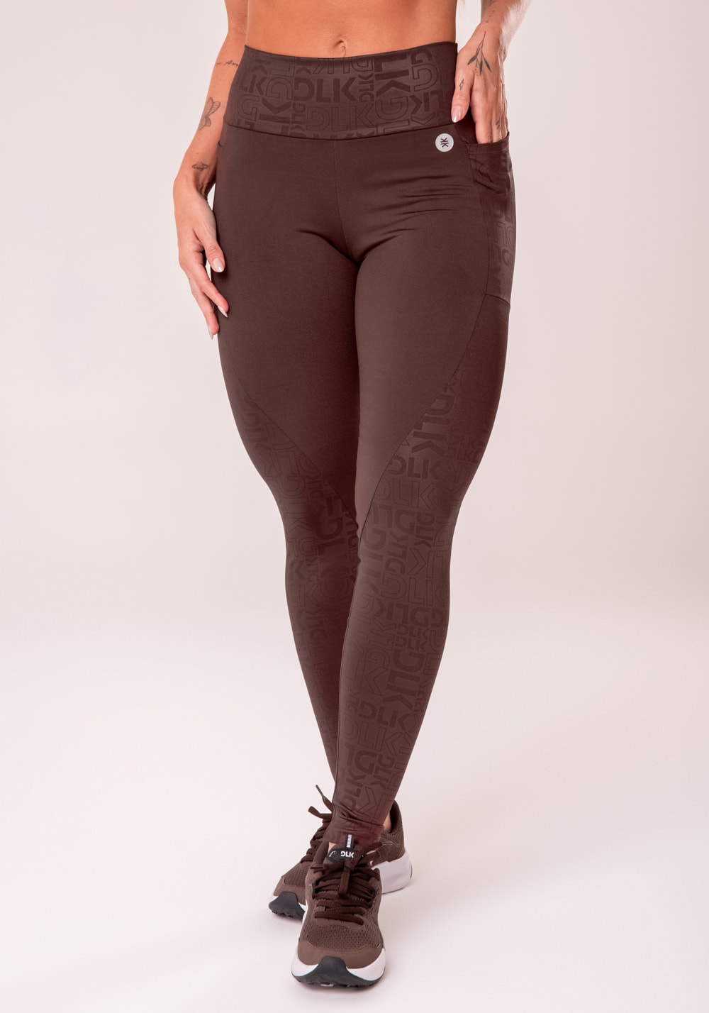 Legging fitness feminina marrom com bolsos logomania reflections
