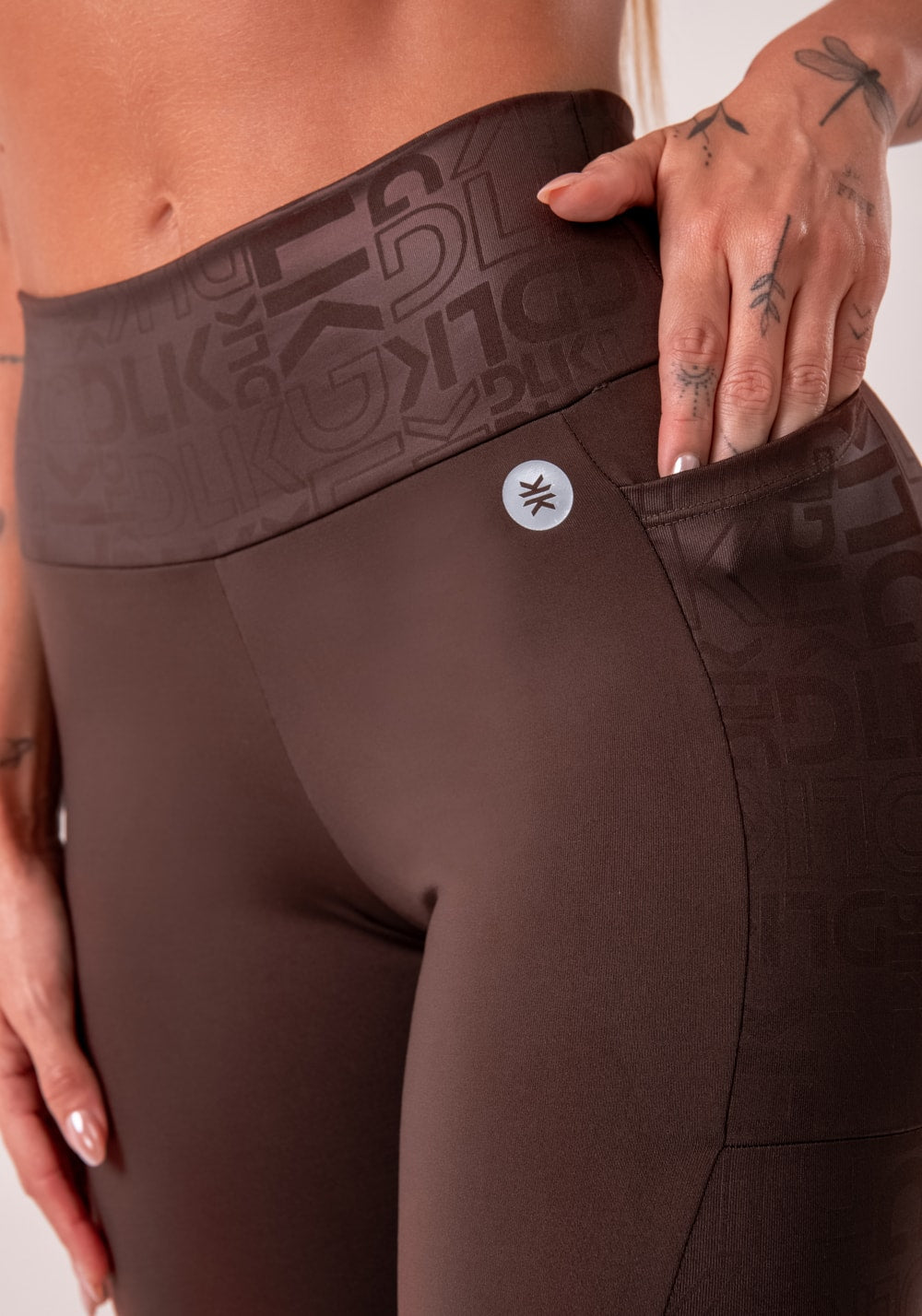 Legging fitness feminina marrom com bolsos logomania reflections