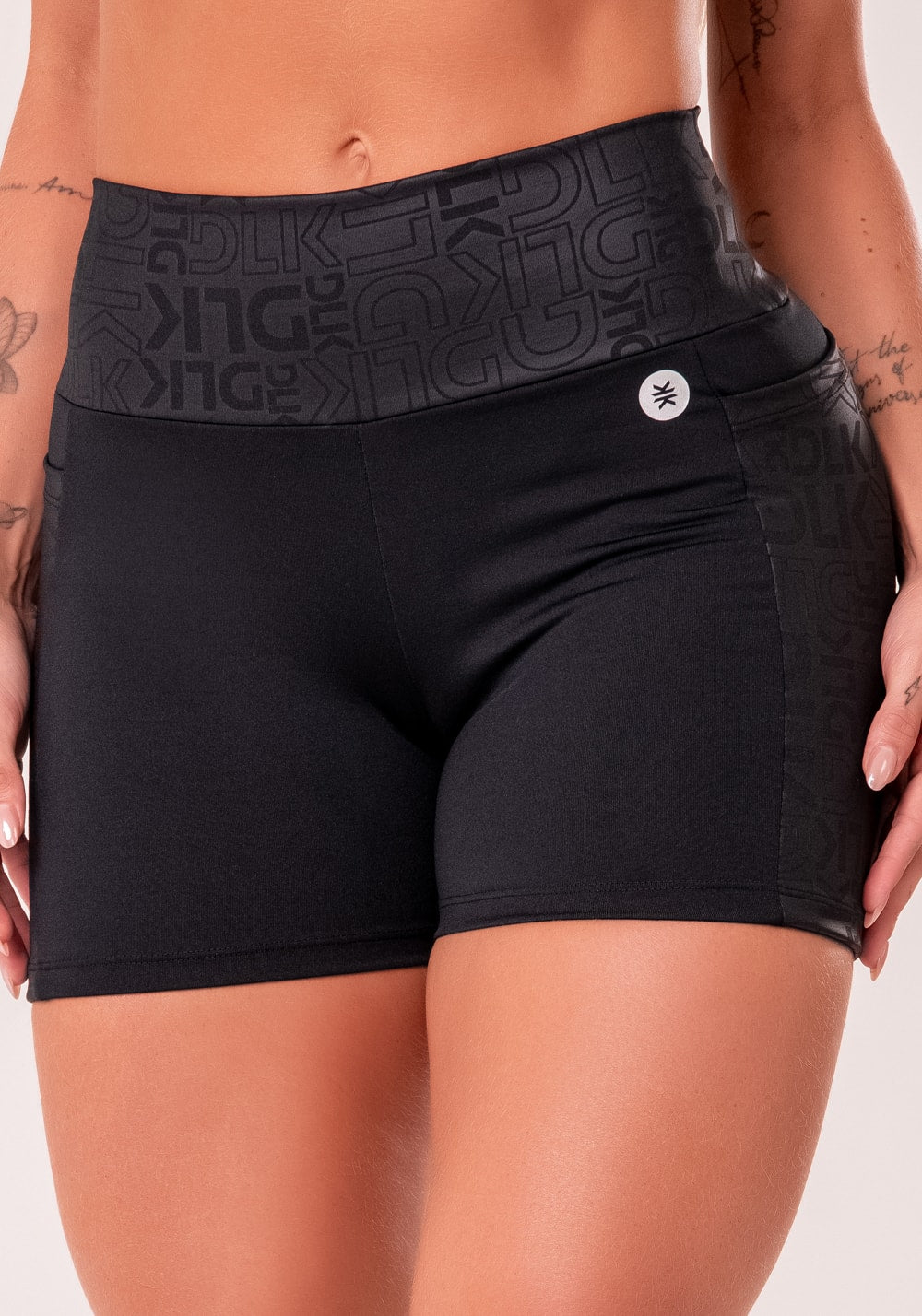 Short fitness feminino preto com bolsos logomania reflections