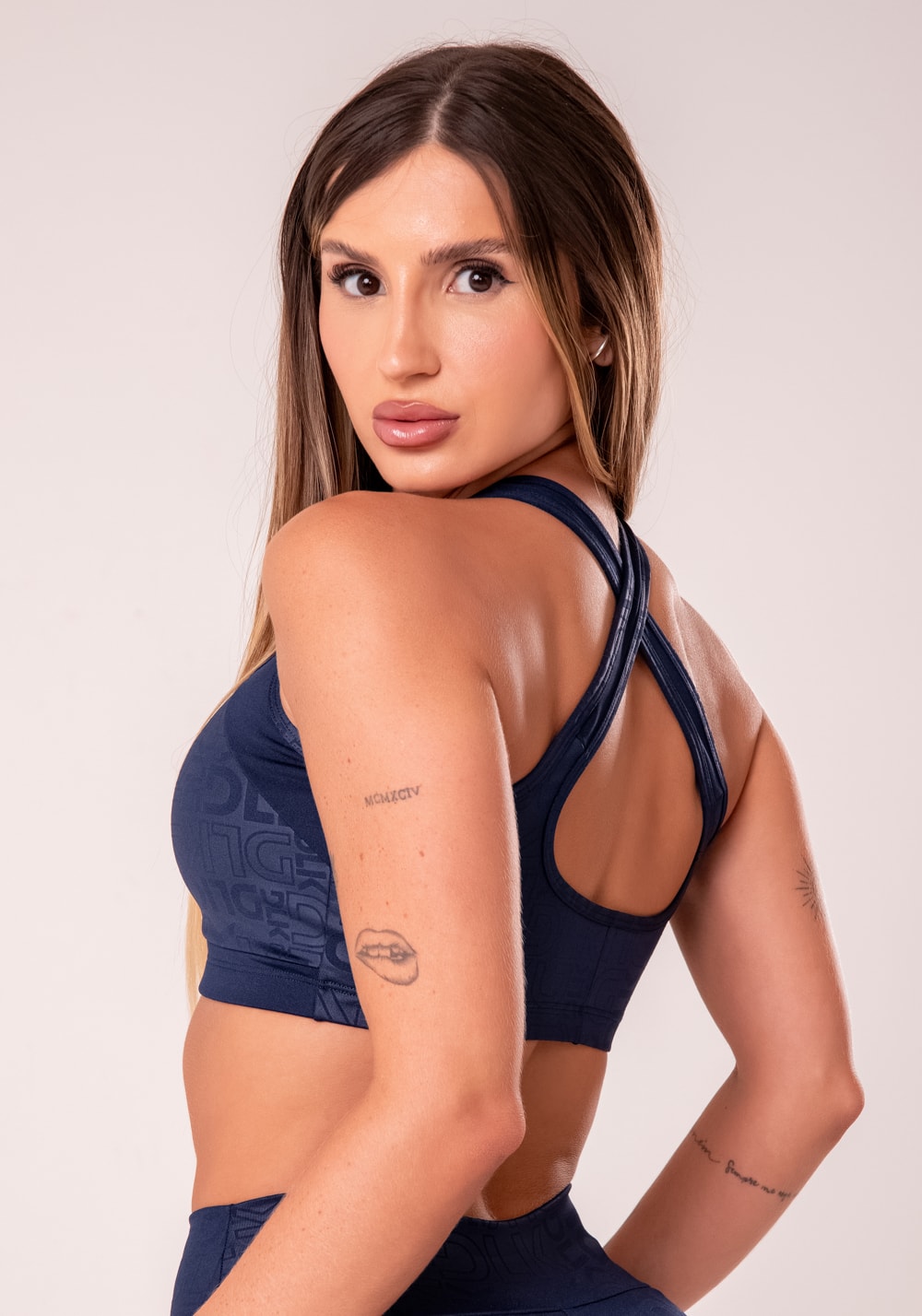 Top fitness feminino azul marinho com bojo e recortes logomania reflections