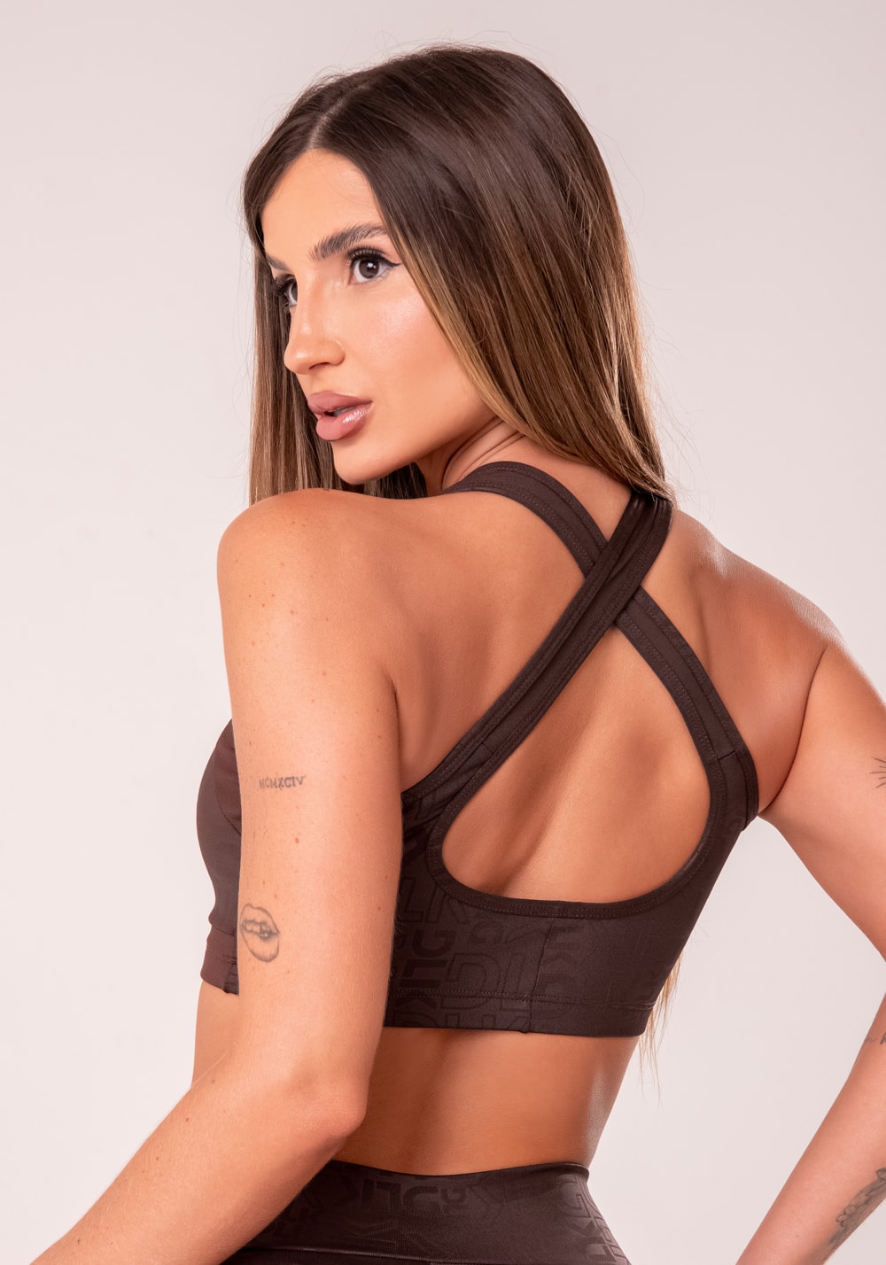 Top fitness feminino marrom com bojo e recortes logomania reflections