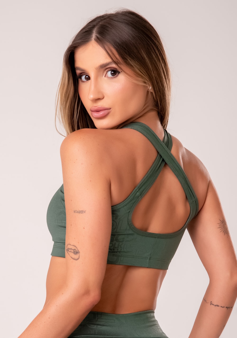 Top fitness feminino verde com bojo e recortes logomania reflections