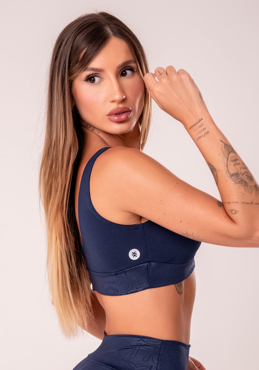 Top fitness feminino azul marinho com recortes logomania reflections
