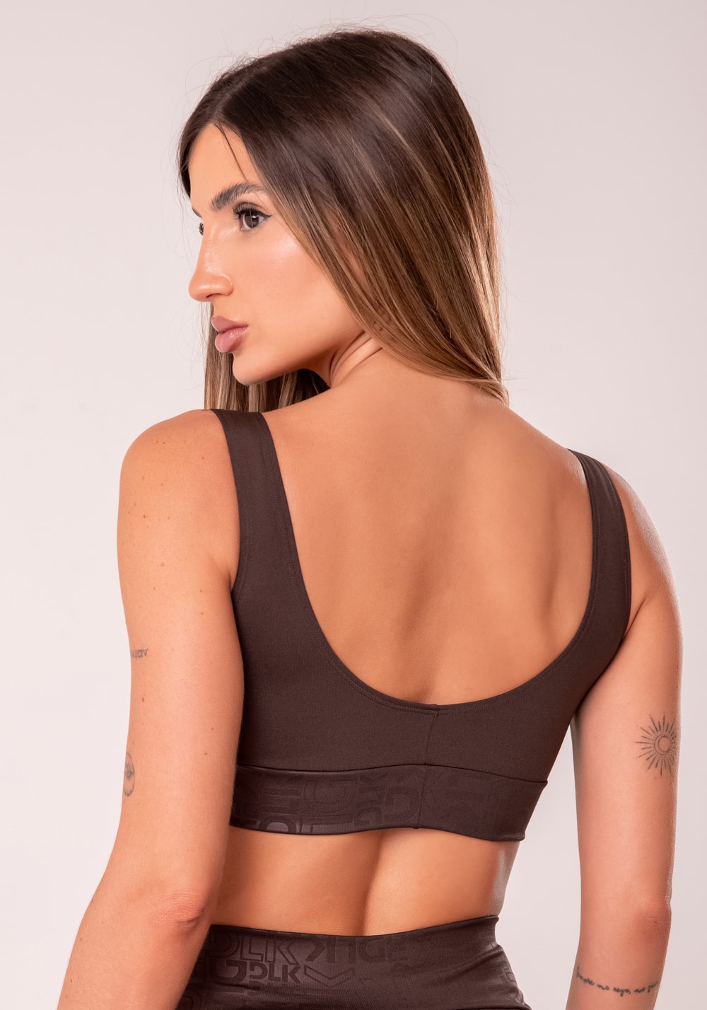 Top fitness feminino marrom com recortes logomania reflections