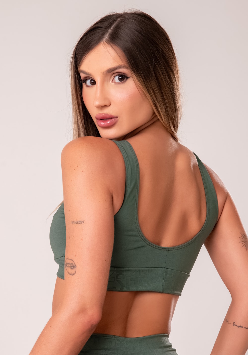 Top fitness feminino verde com recortes logomania reflections