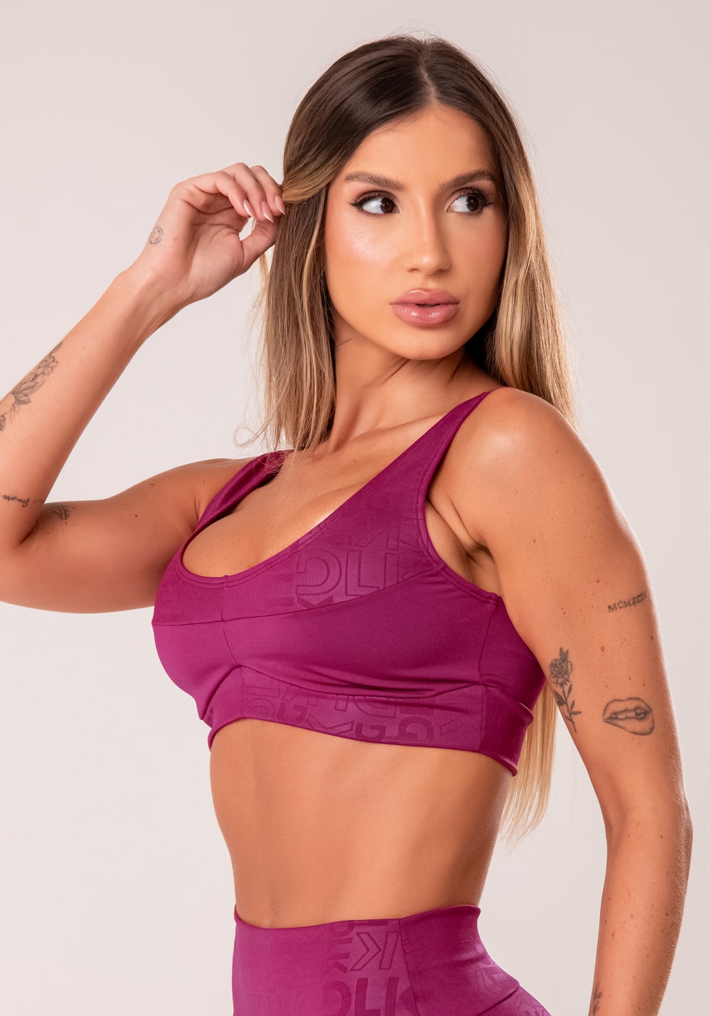Top fitness feminino vinho com recortes logomania reflections