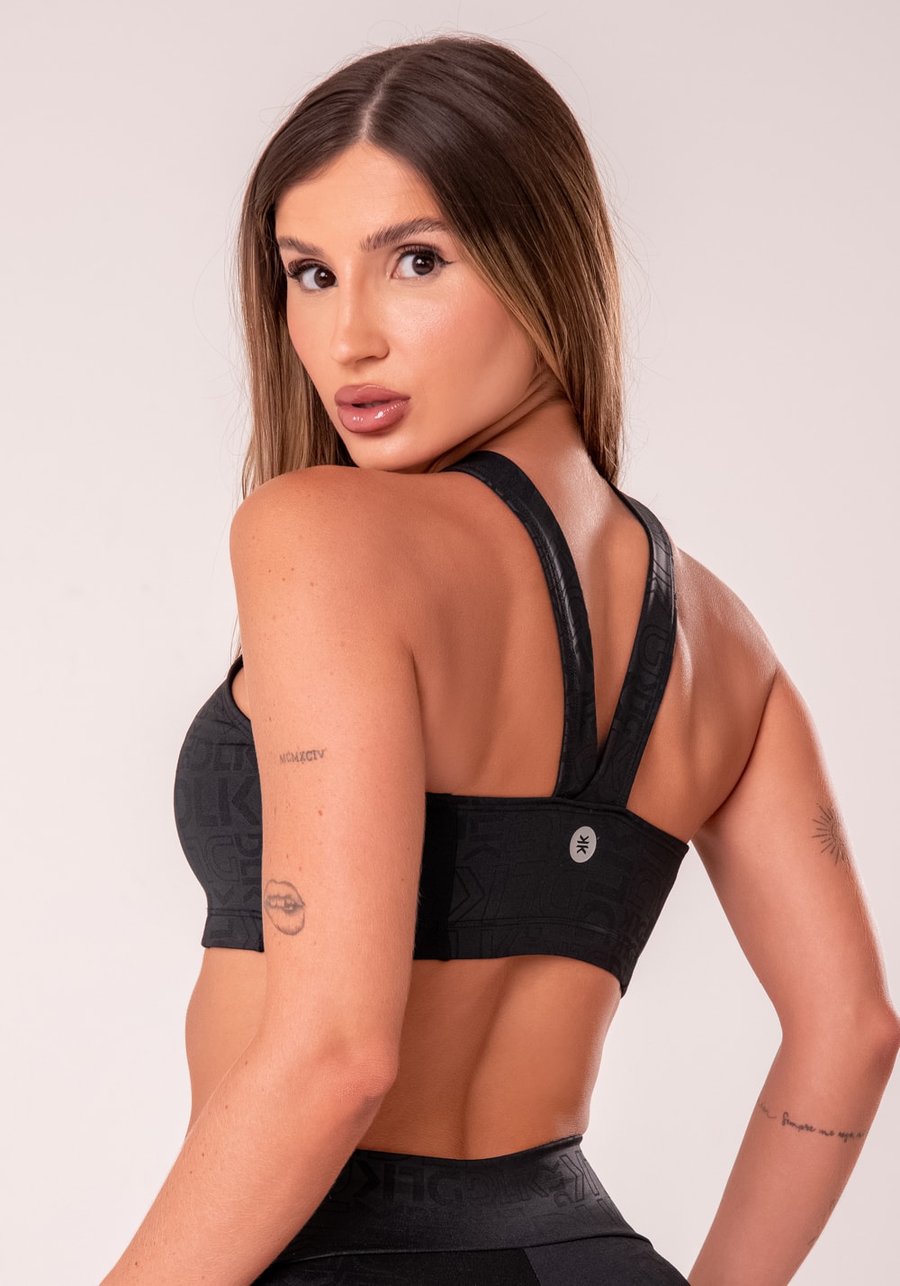 Top fitness feminino preto com cava americana logomania reflections