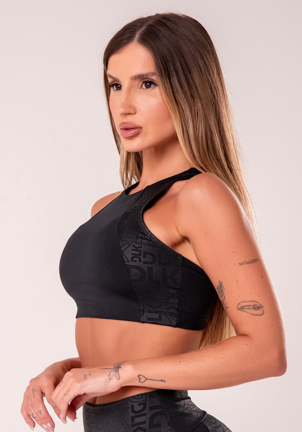 Top fitness feminino preto com cava americana logomania reflections