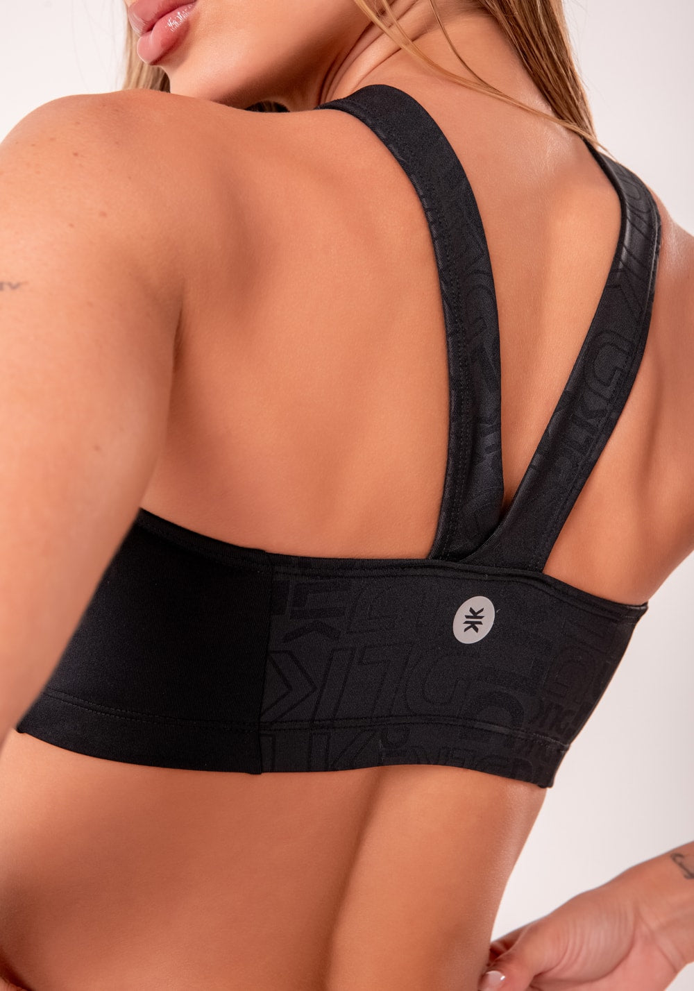Top fitness feminino preto com cava americana logomania reflections