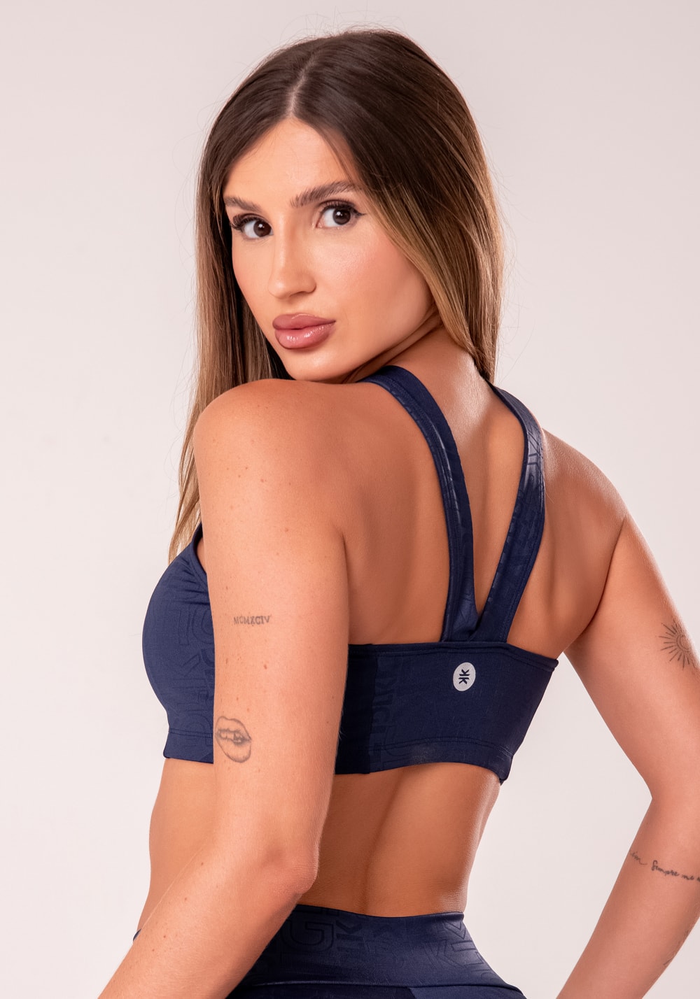 Top fitness feminino azul marinho com cava americana logomania reflections