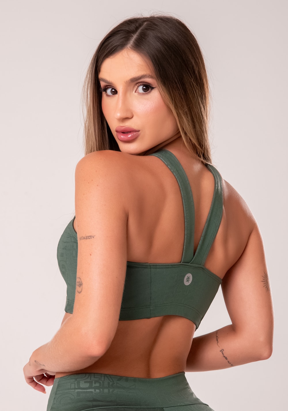 Top fitness feminino verde com cava americana logomania reflections
