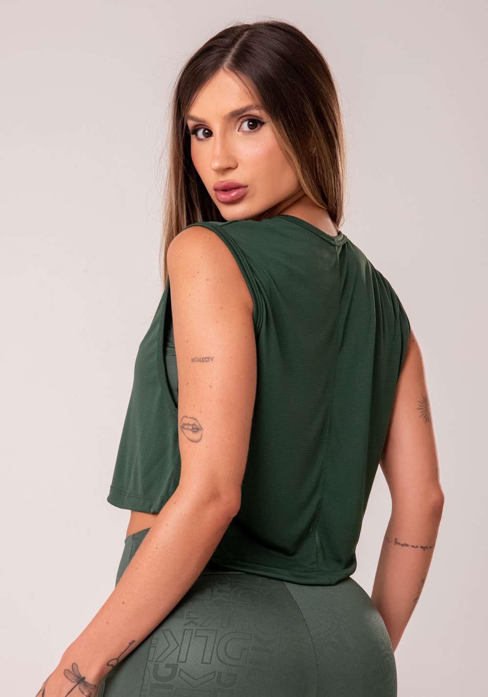 Cropped mullet feminino verde com maxi cava reflections