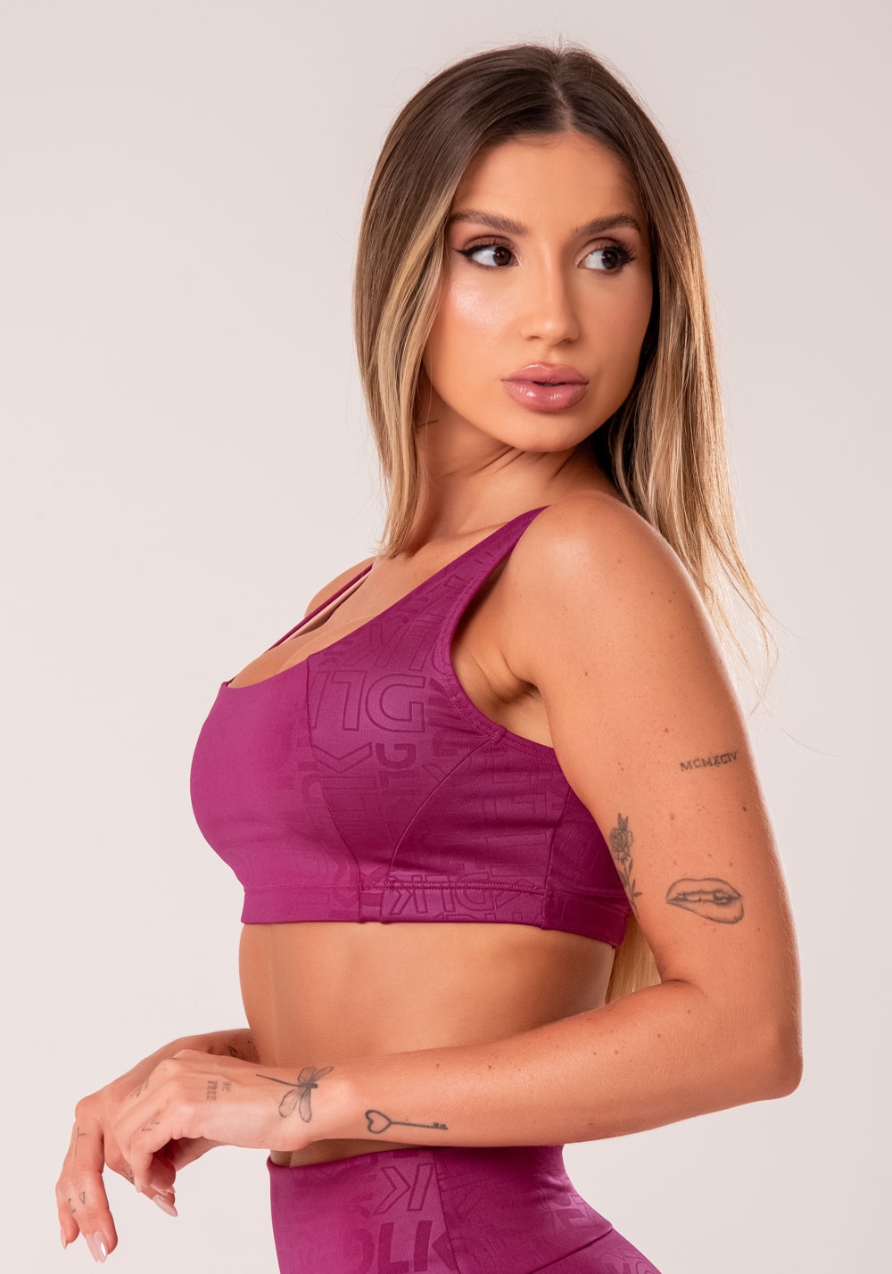 Top fitness feminino vinho com decote quadrado logomania reflections