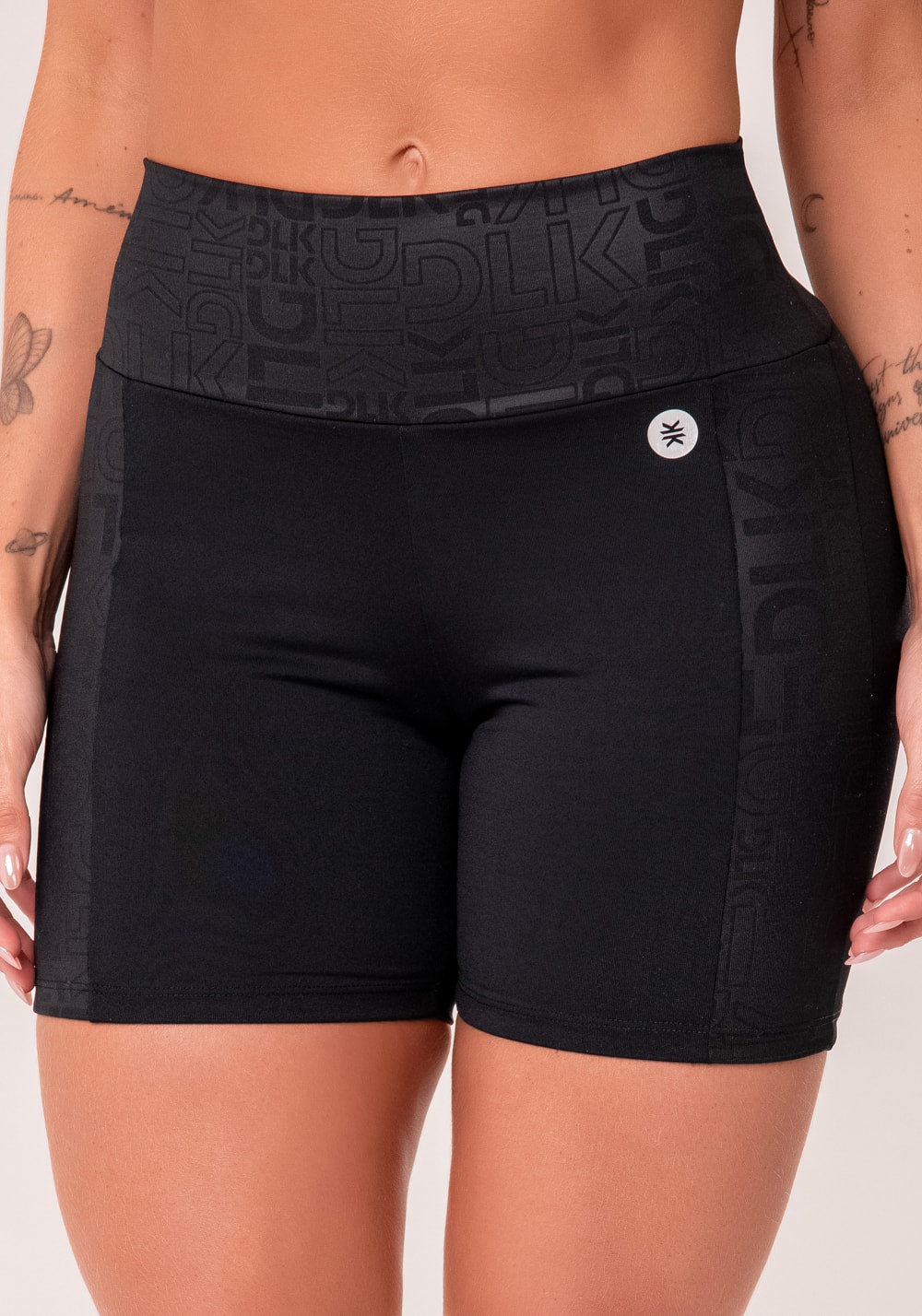 Bermuda fitness feminina preto com recortes logomania reflections