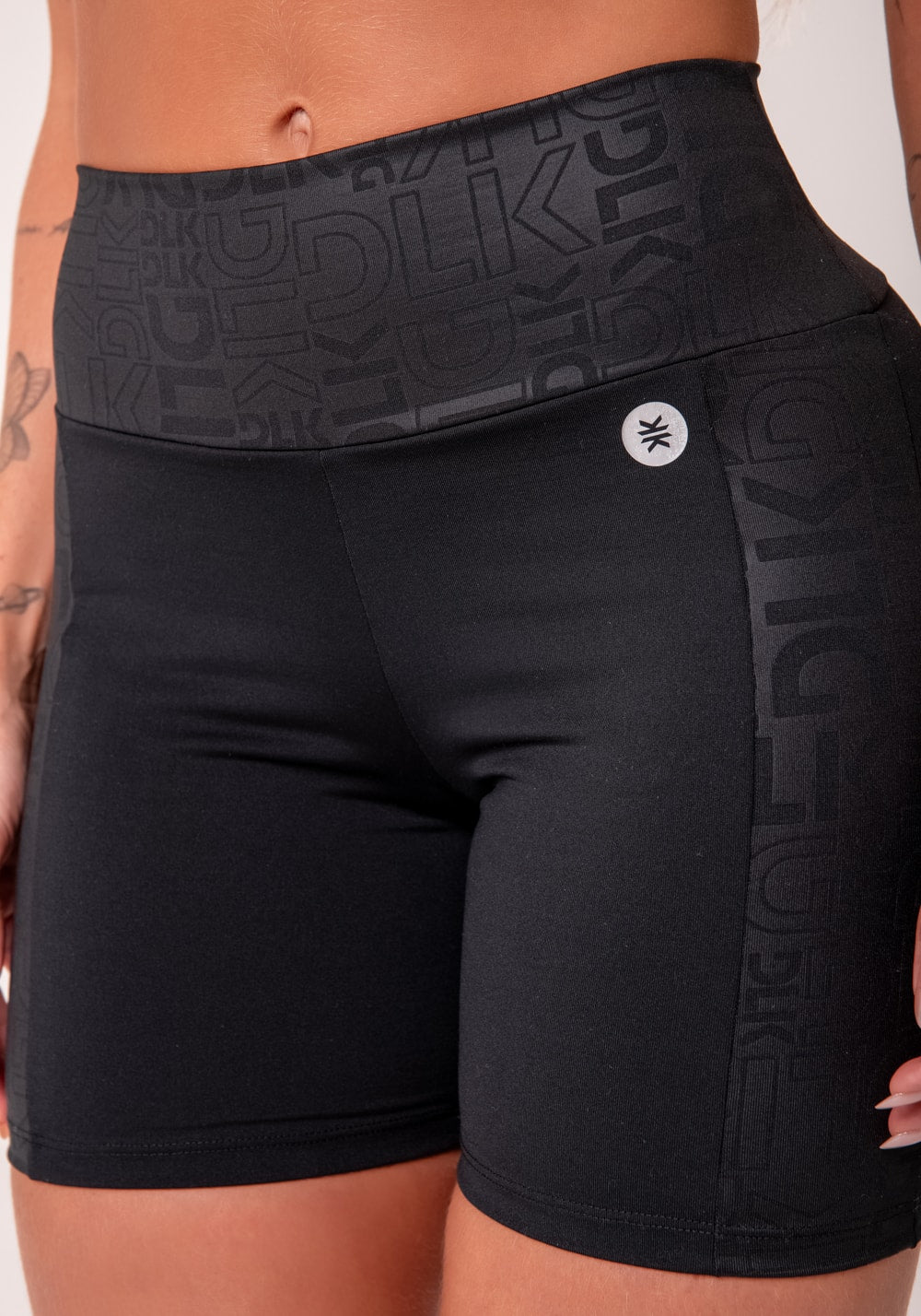 Bermuda fitness feminina preto com recortes logomania reflections