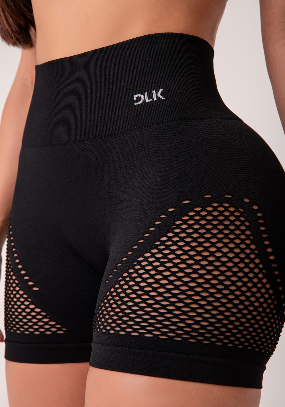 Short fitness feminino preto com tela e modela bumbum seamless+