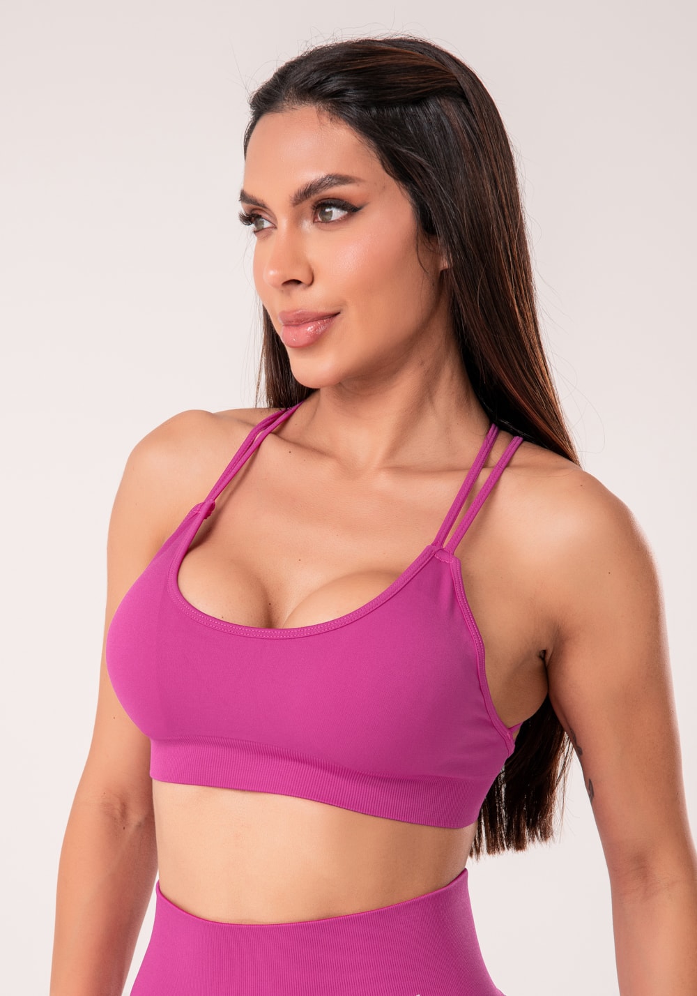 Top fitness feminino fúcsia com bojo e alças cruzadas seamless+