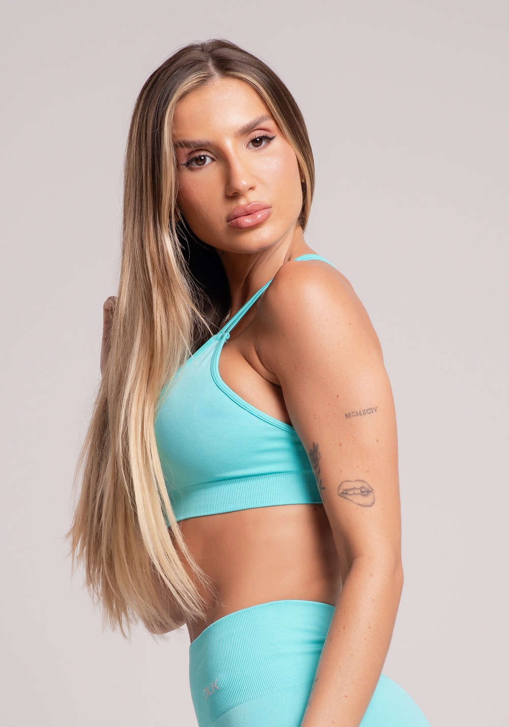 Top fitness feminino verde água com bojo e alças cruzadas seamless+