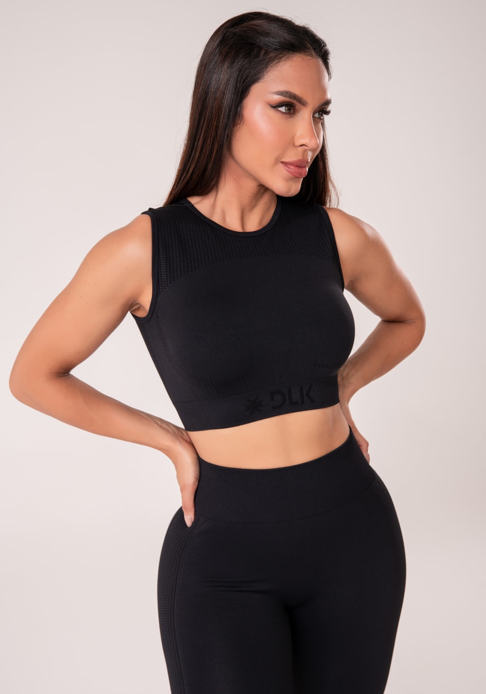 Top fitness feminino preto texturizado com detalhe vazado seamless+