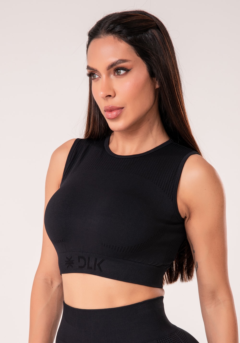 Top fitness feminino preto texturizado com detalhe vazado seamless+