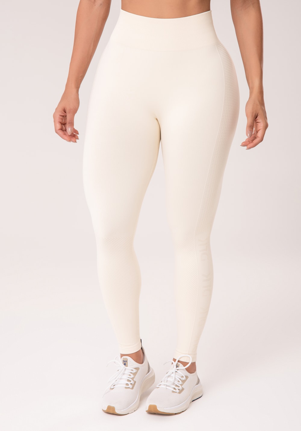 Legging fitness feminina creme com detalhe logomania e modela bumbum seamless+
