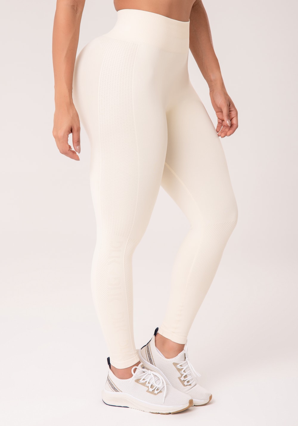 Legging fitness feminina creme com detalhe logomania e modela bumbum seamless+