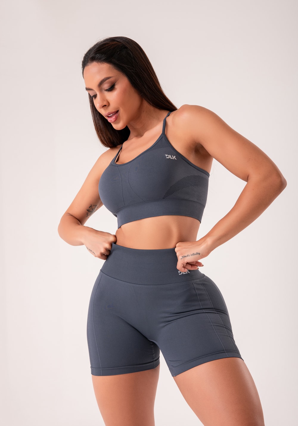 Top fitness feminino cinza chumbo com bojo e alças cruzadas reguláveis seamless+