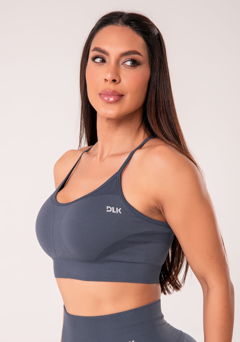 Top fitness feminino cinza chumbo com bojo e alças cruzadas reguláveis seamless+