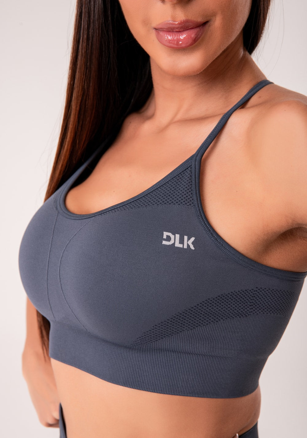 Top fitness feminino cinza chumbo com bojo e alças cruzadas reguláveis seamless+