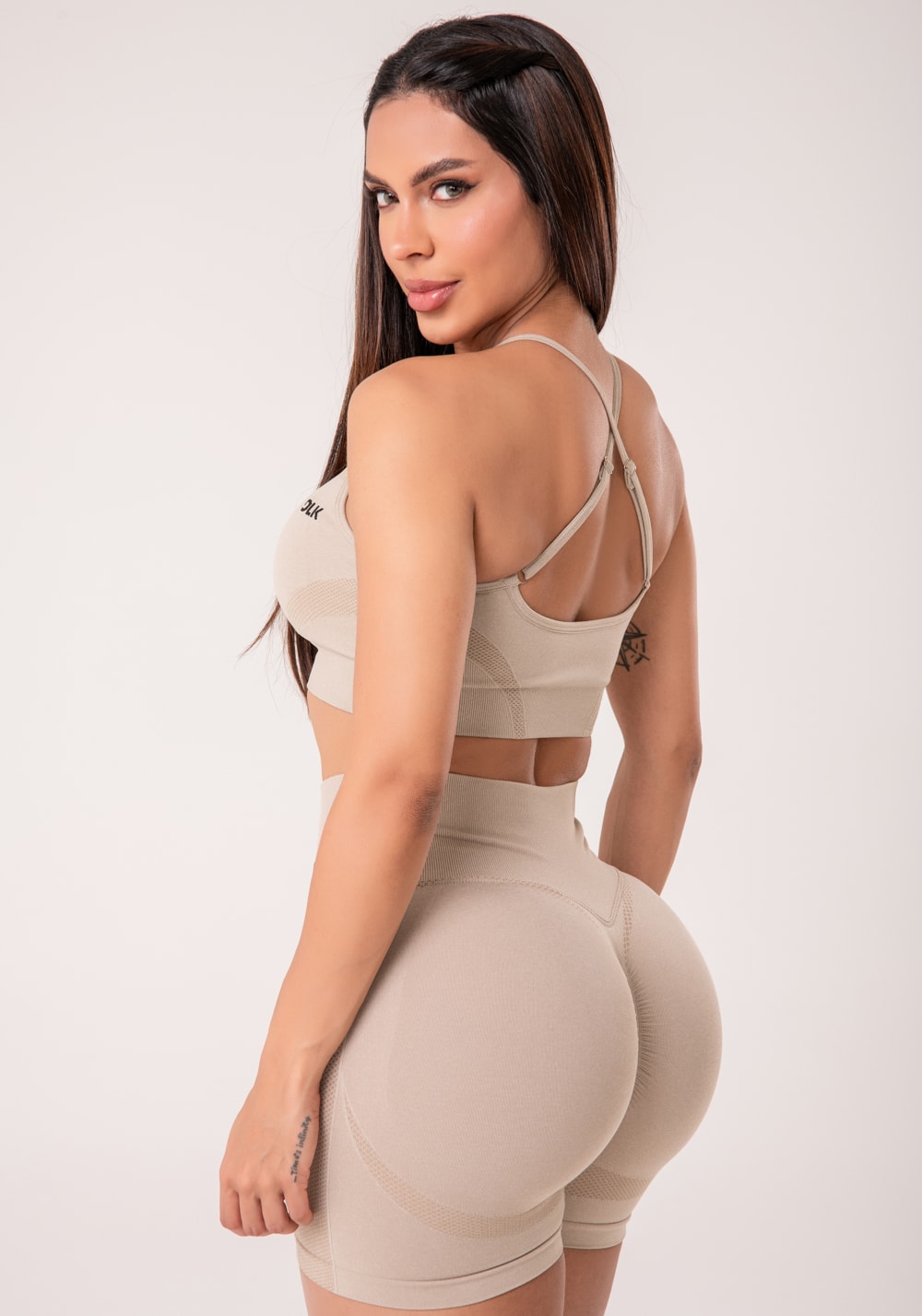 Top fitness feminino areia com bojo e alças cruzadas reguláveis seamless+
