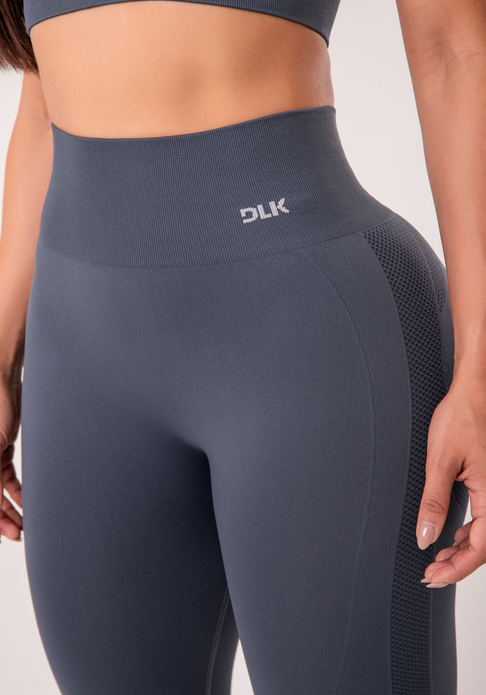 Legging fitness feminina cinza chumbo com detalhe texturizado e modela bumbum seamless+
