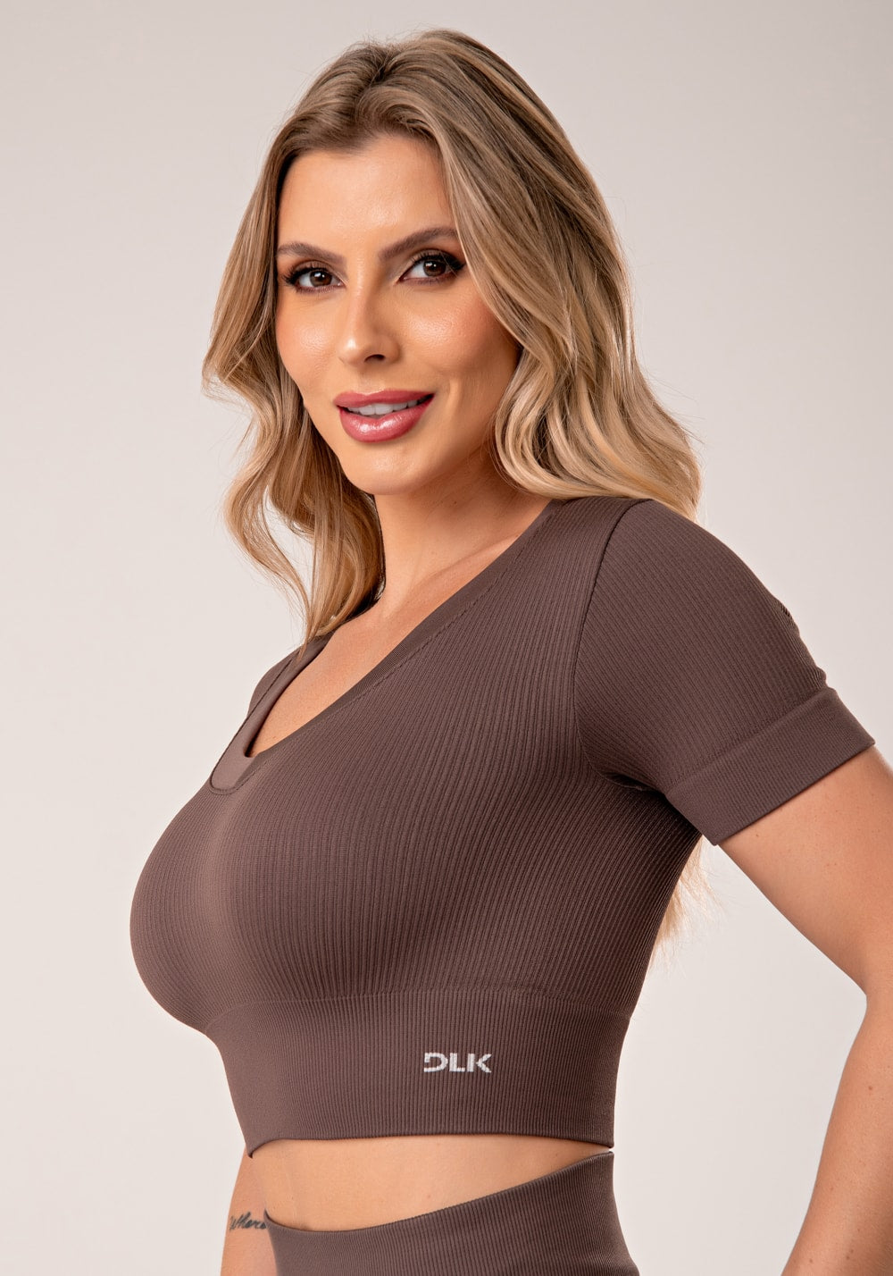 Cropped feminino marrom canelado seamless+