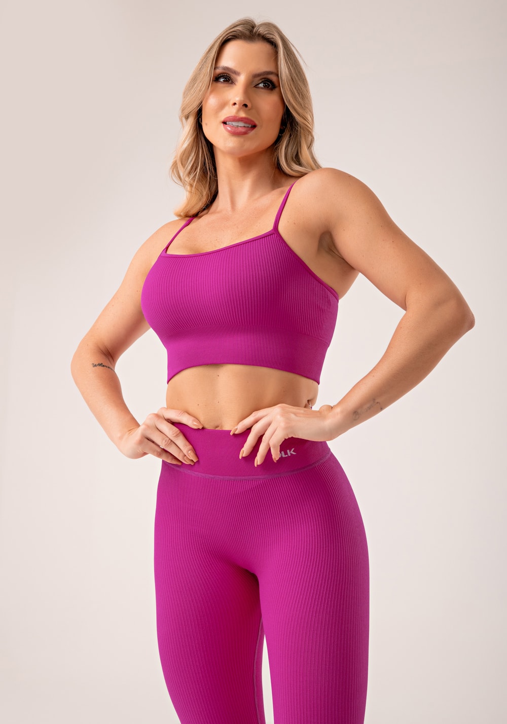 Top fitness feminino fúcsia canelado com bojo e alças reguláveis seamless+