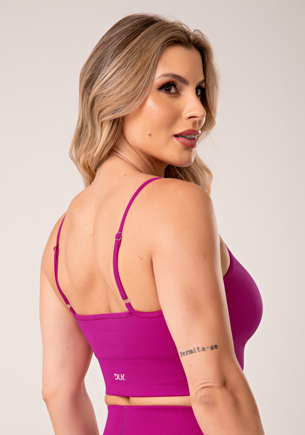 Top fitness feminino fúcsia canelado com bojo e alças reguláveis seamless+