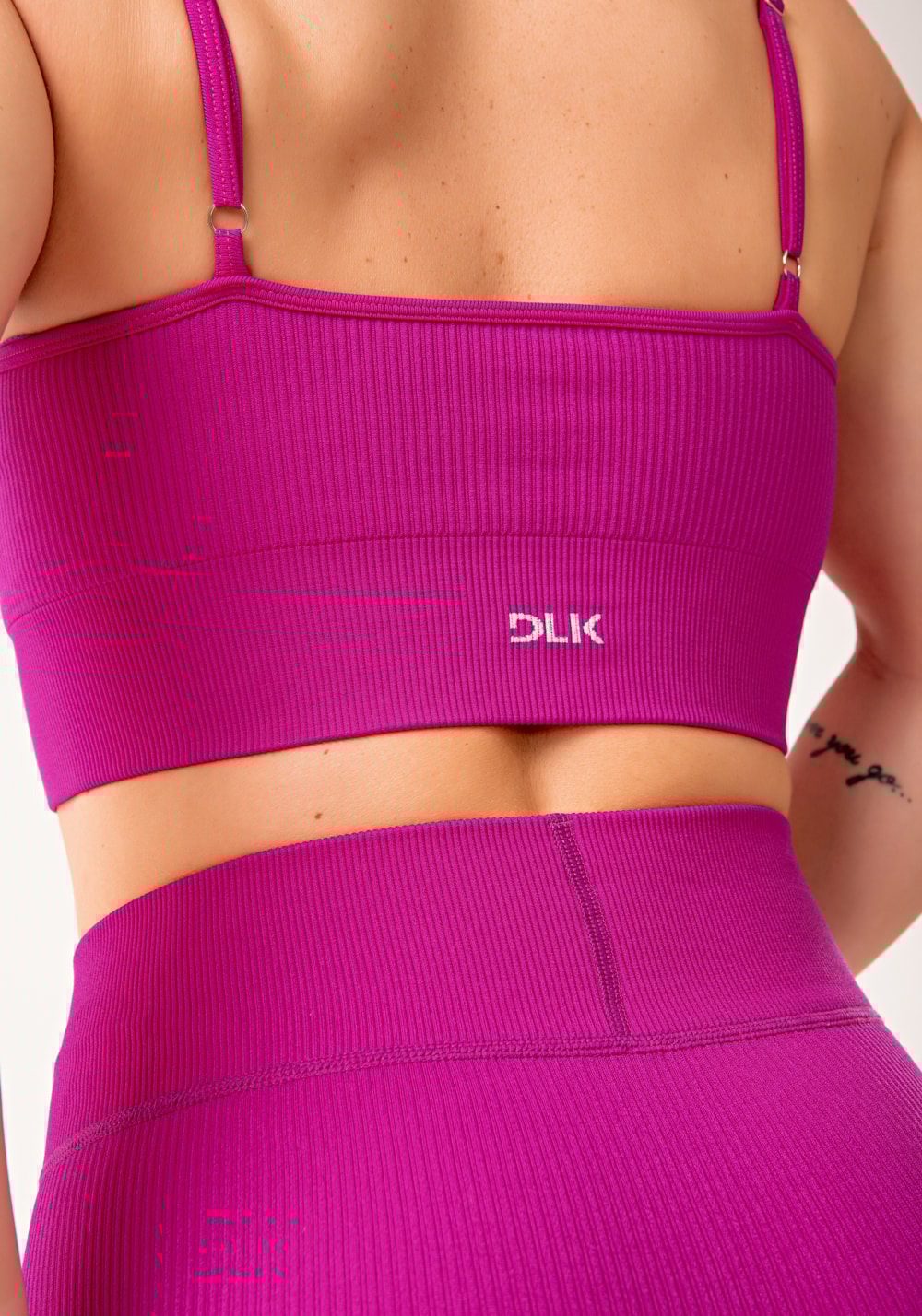 Top fitness feminino fúcsia canelado com bojo e alças reguláveis seamless+