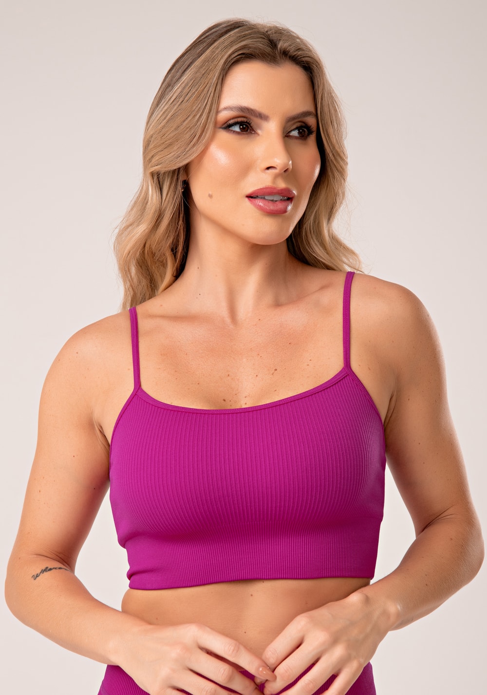 Top fitness feminino fúcsia canelado com bojo e alças reguláveis seamless+