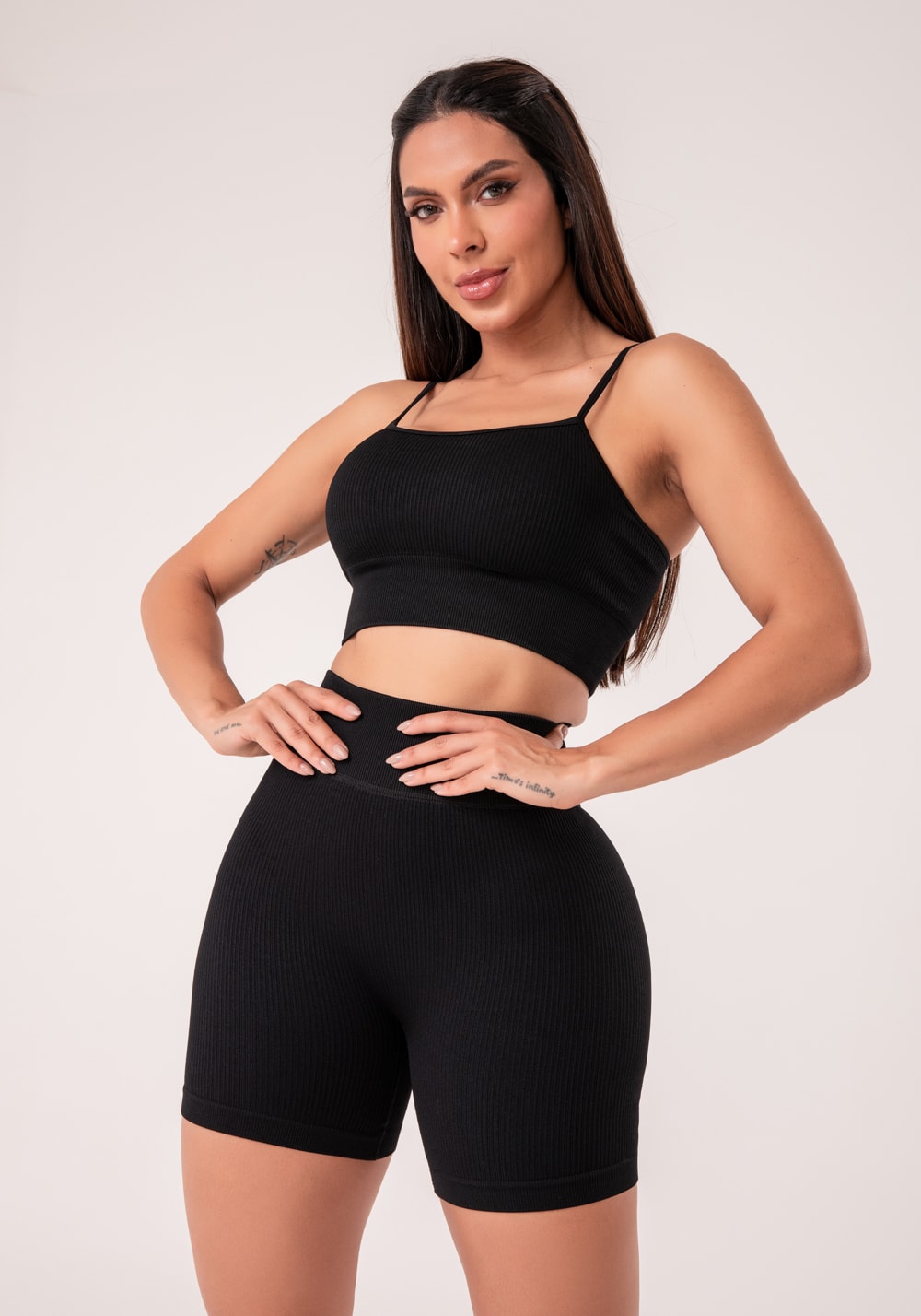 Top fitness feminino preto canelado com bojo e alças reguláveis seamless+