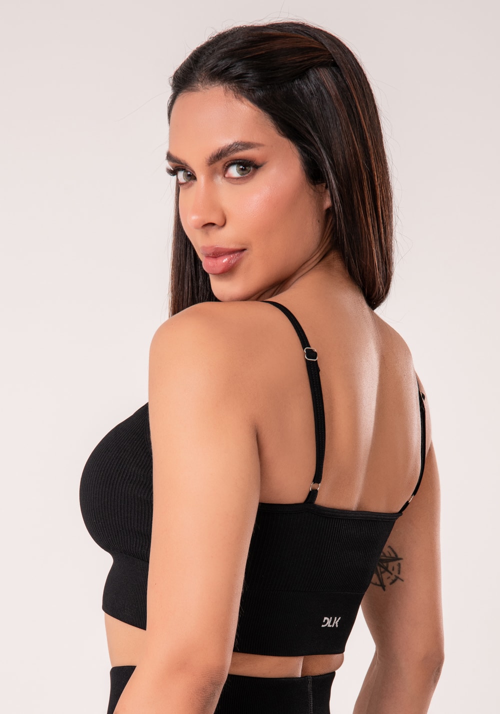 Top fitness feminino preto canelado com bojo e alças reguláveis seamless+