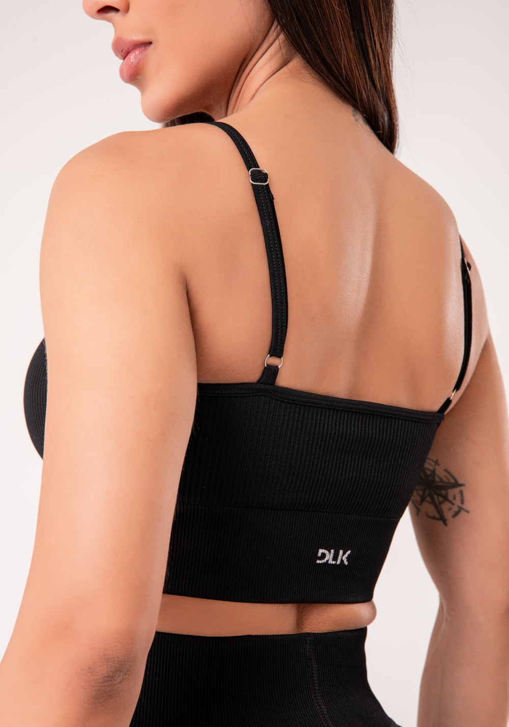 Top fitness feminino preto canelado com bojo e alças reguláveis seamless+