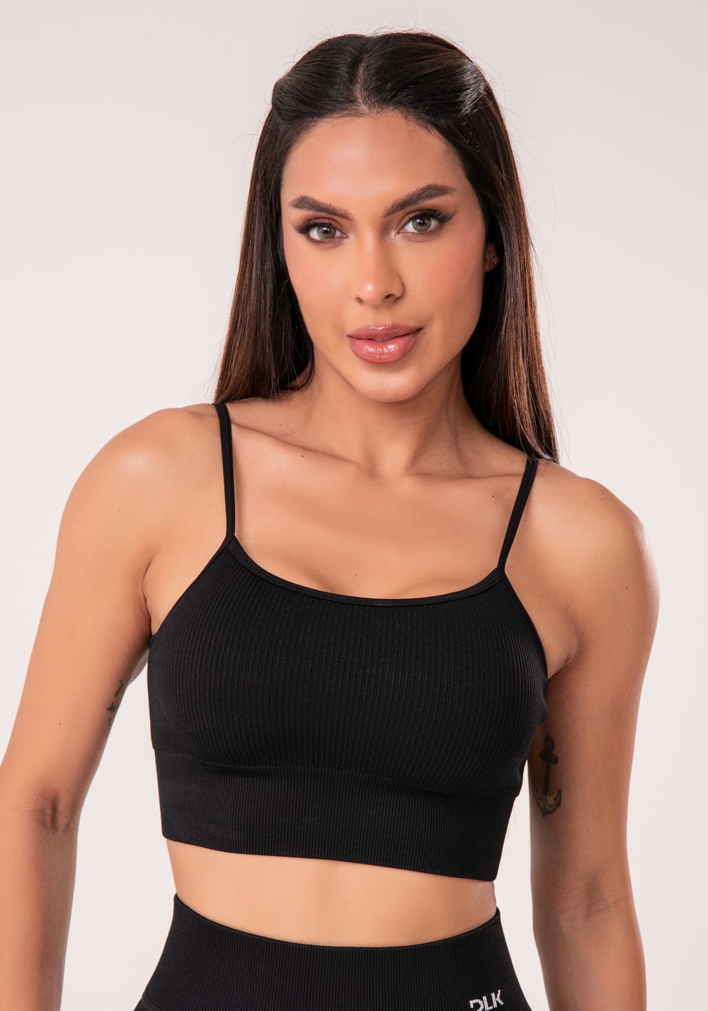 Top fitness feminino preto canelado com bojo e alças reguláveis seamless+