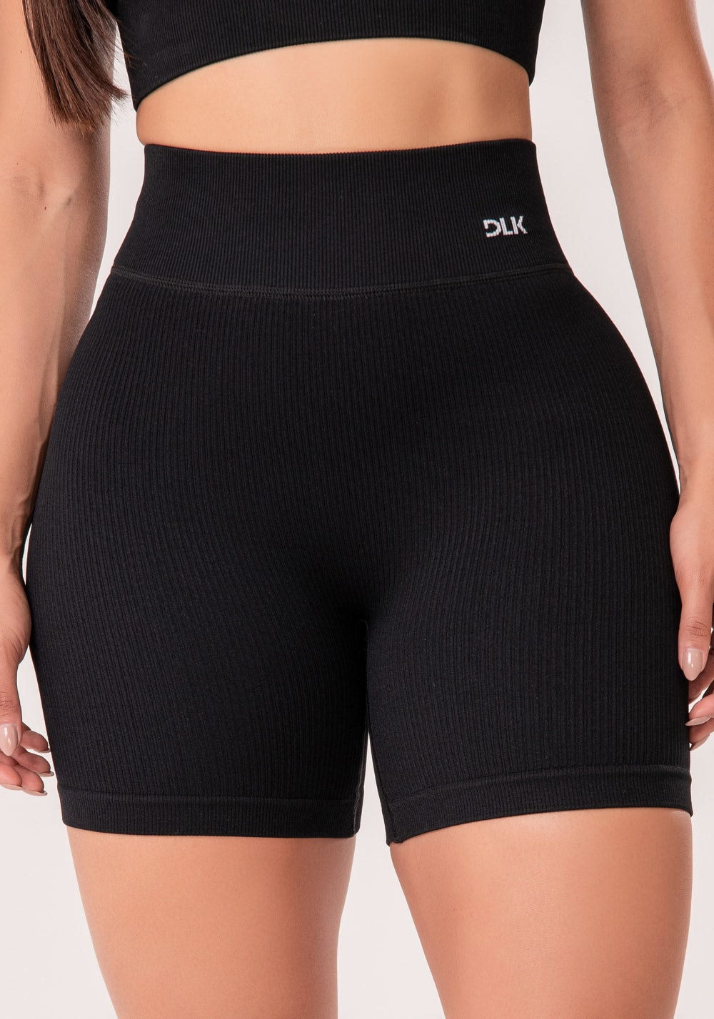 Bermuda fitness feminina preto canelada com cós alto seamless+