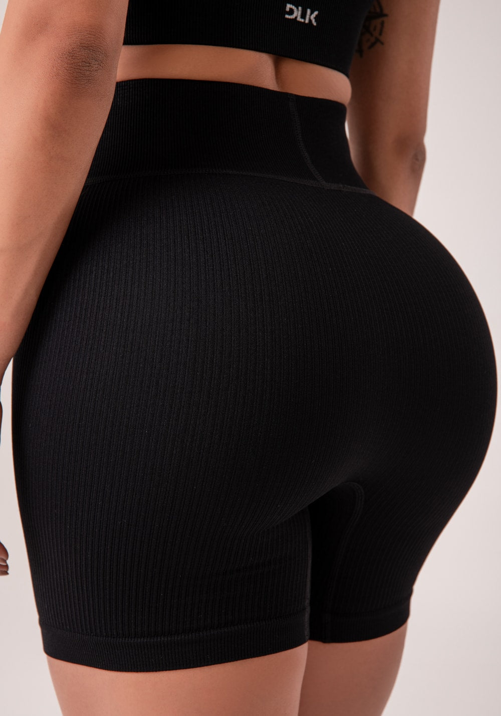 Bermuda fitness feminina preto canelada com cós alto seamless+