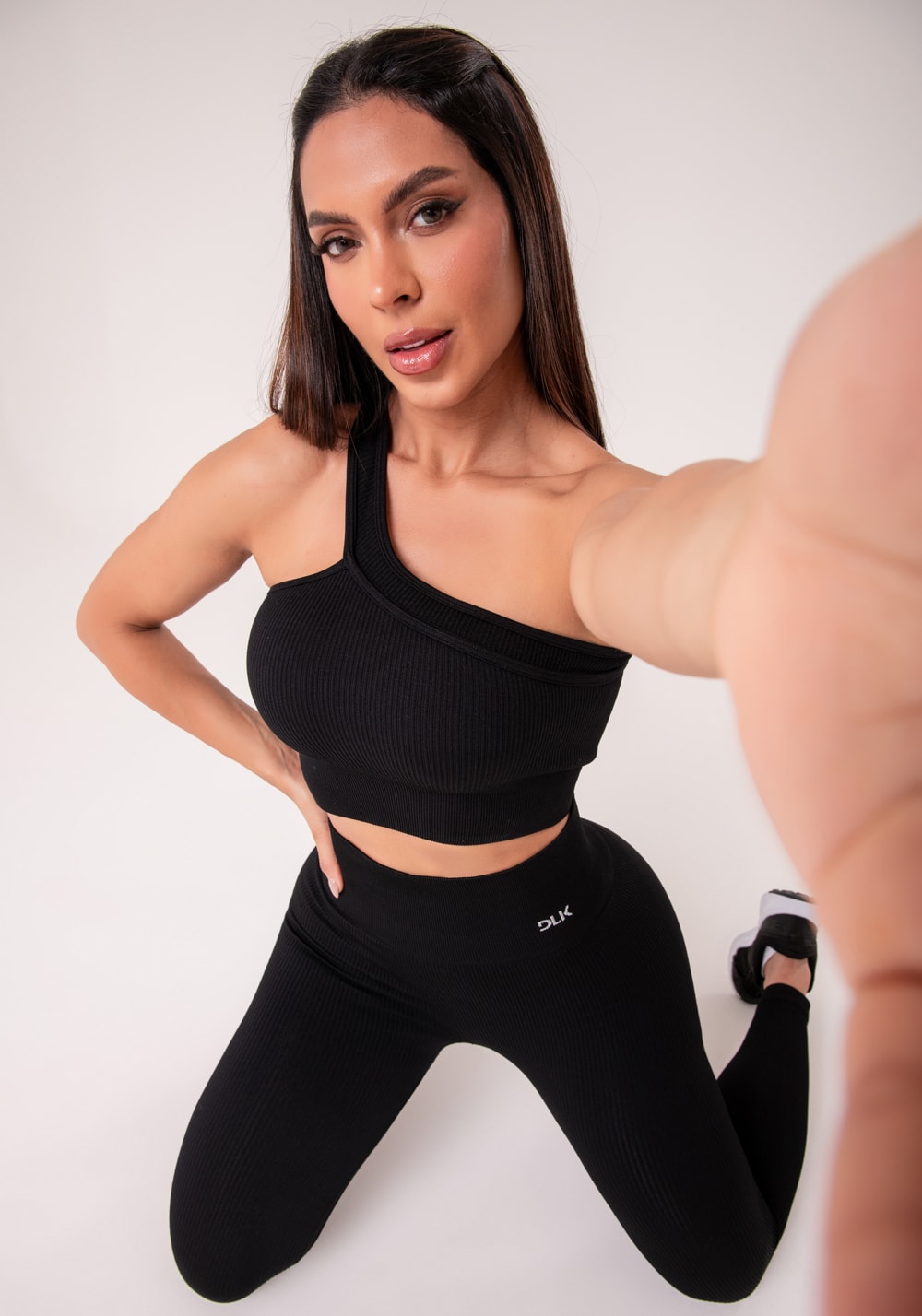 Top fitness feminino um ombro só preto canelado com bojo seamless+