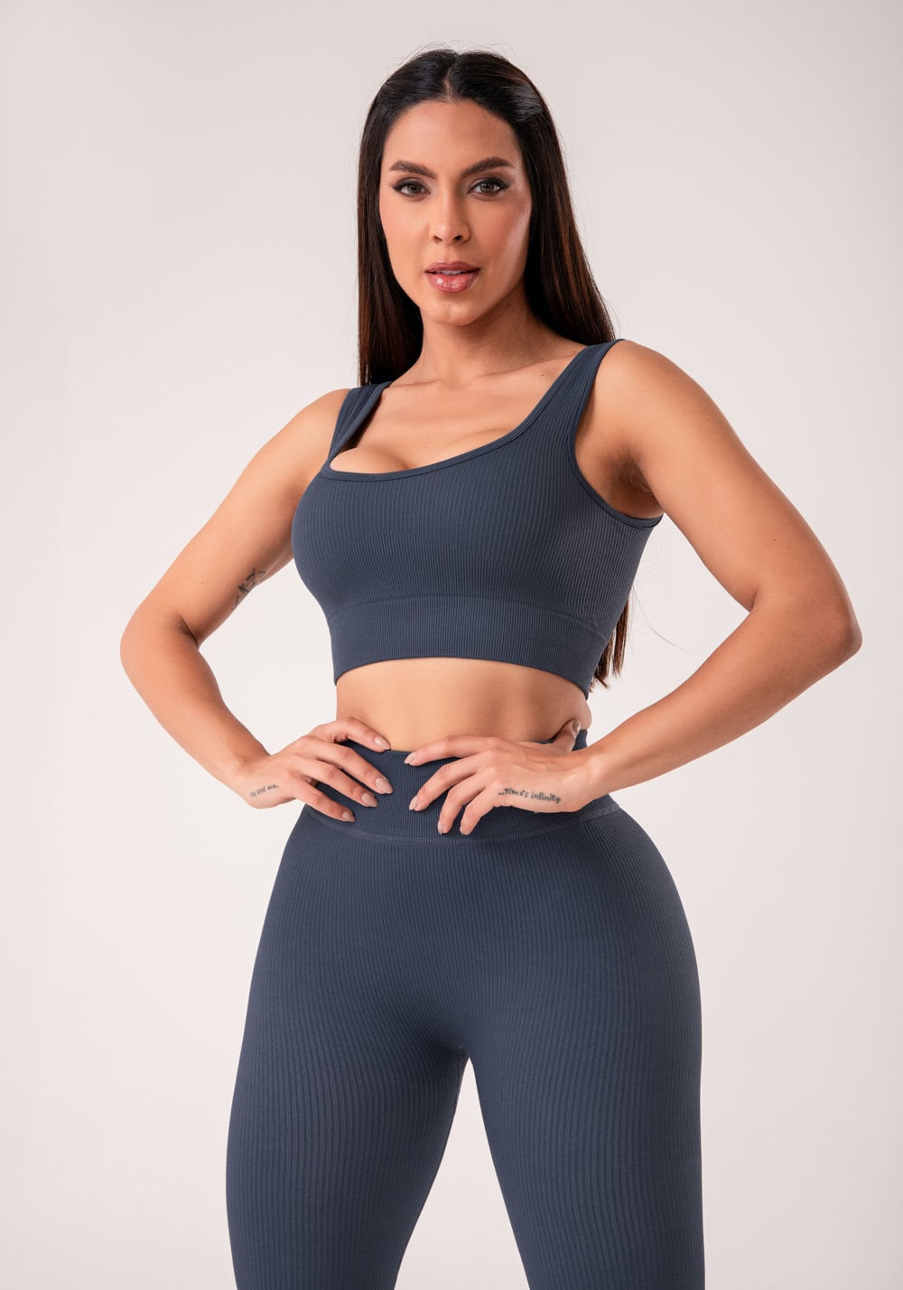 Top fitness feminino cinza chumbo canelado com bojo seamless+