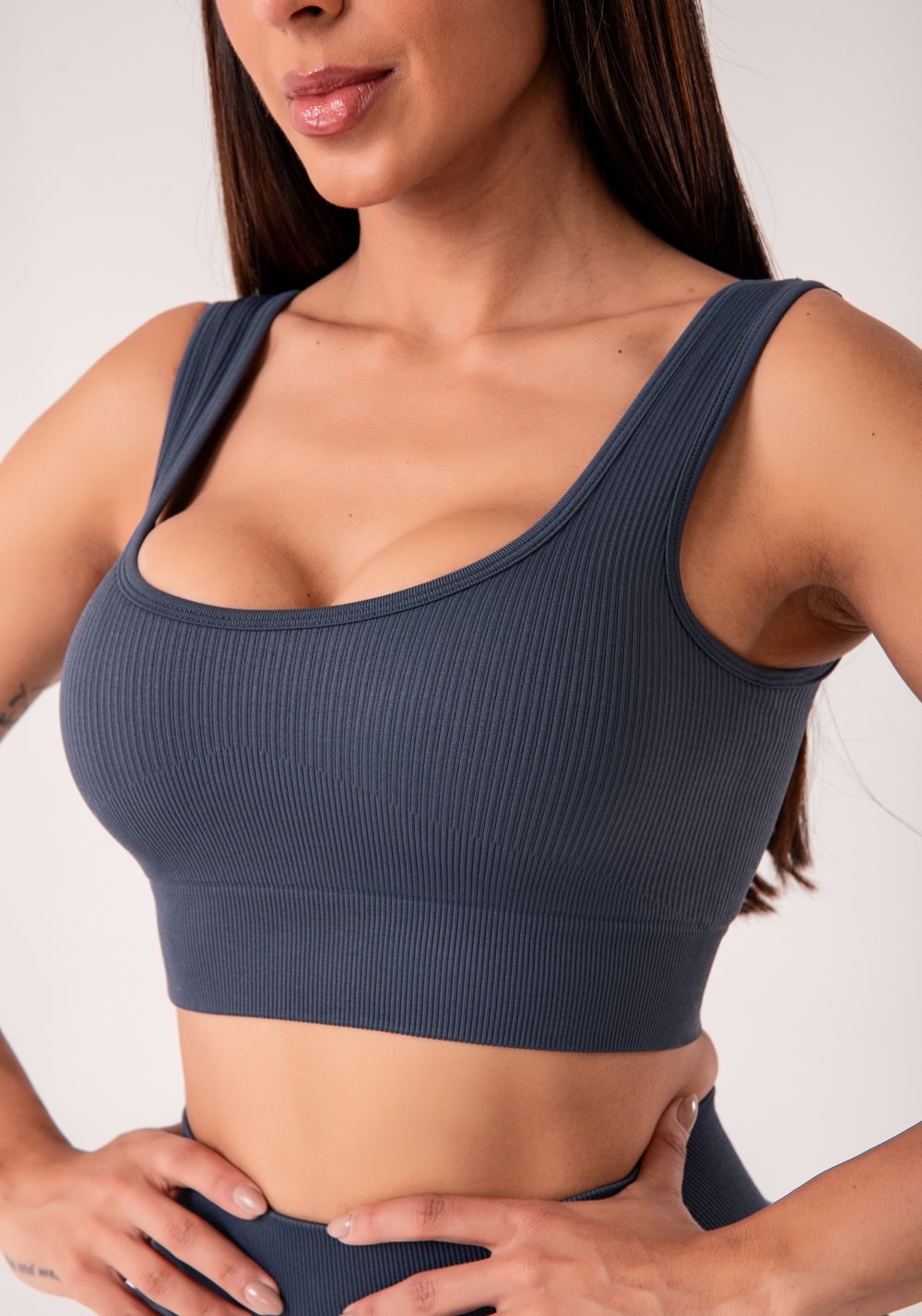 Top fitness feminino cinza chumbo canelado com bojo seamless+